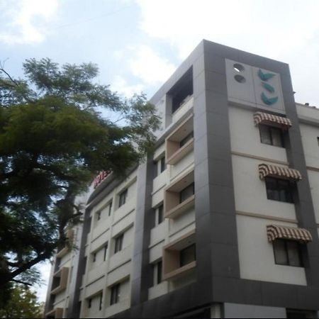 The Metro Park Hotel Ahmedabad Exterior photo